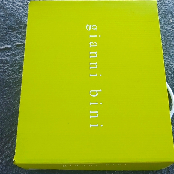 Gianni Bini woman high heel shoes - Picture 7 of 7